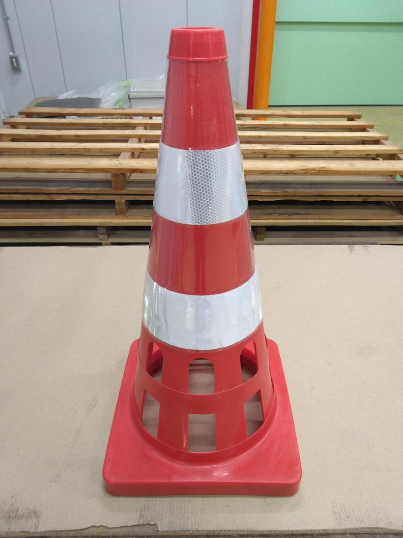 穴あきカラーコーン　赤